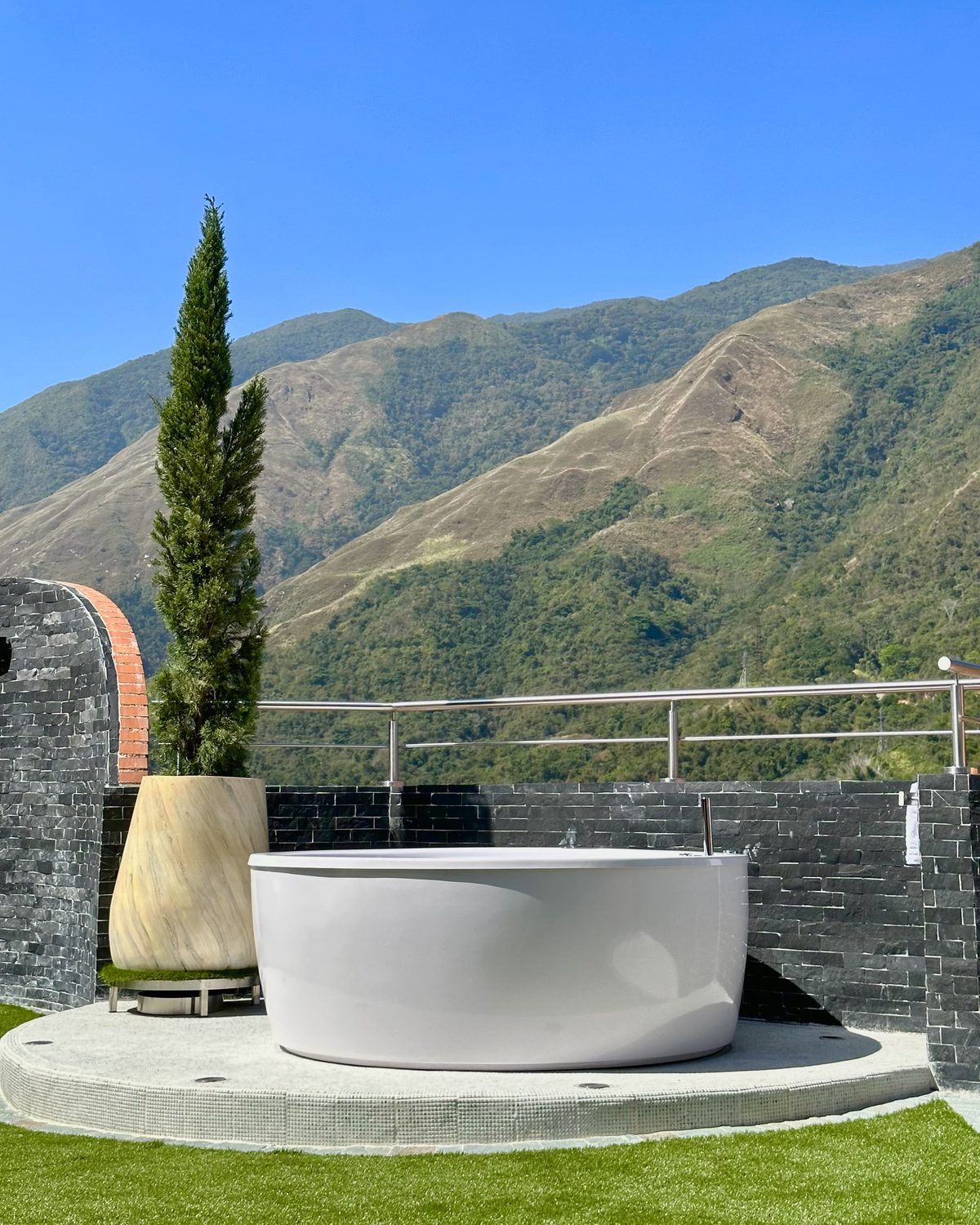 Alexa: jacuzzi redondo al aire libre con vista a la montaña