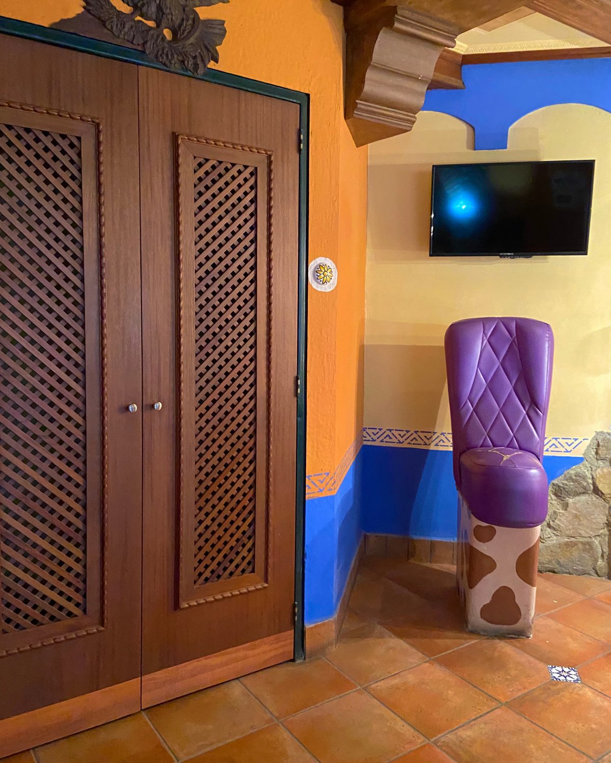 Mexicana Premium: clóset de madera tallada, silla tapizada en morado y televisor