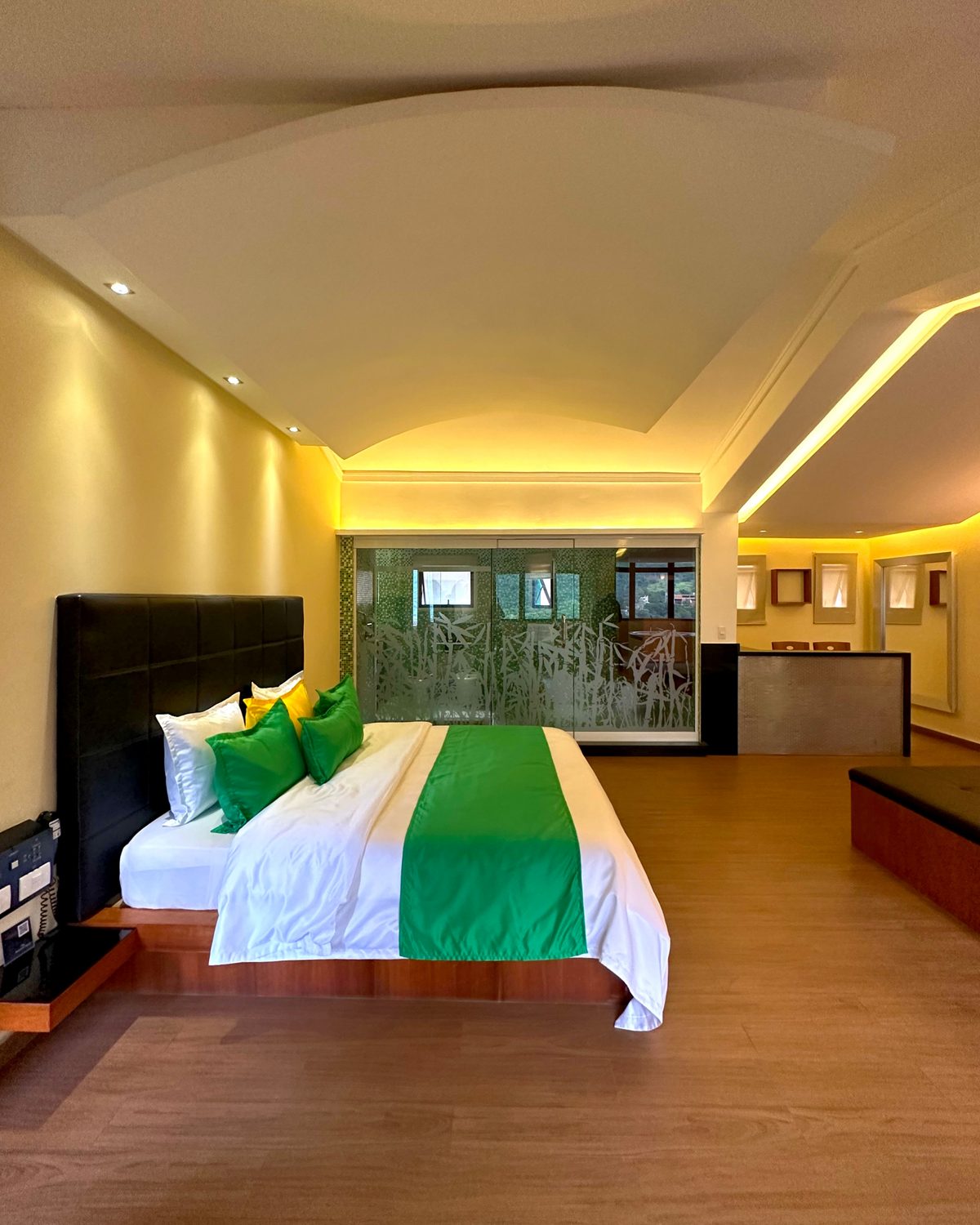 Zen Premium: vista de la habitación con la cama y el baño de vidrio al fondo