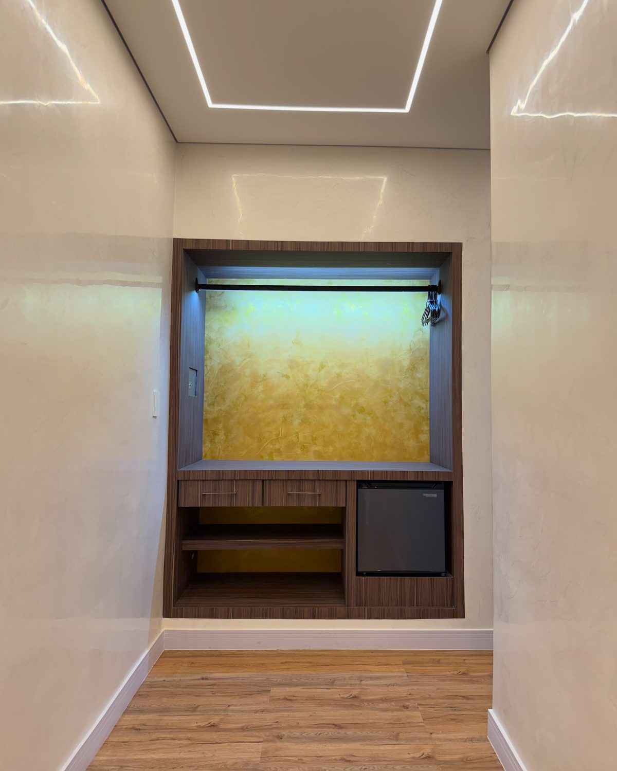 King VIP: clóset iluminado con minibar