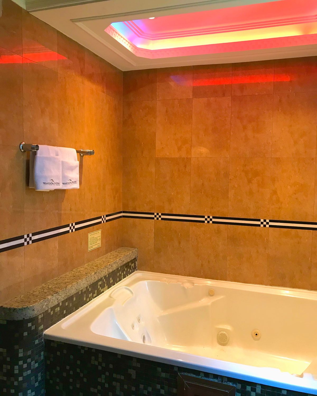 Temática Jacuzzi (Japonesa): jacuzzi con luz de colores en el techo