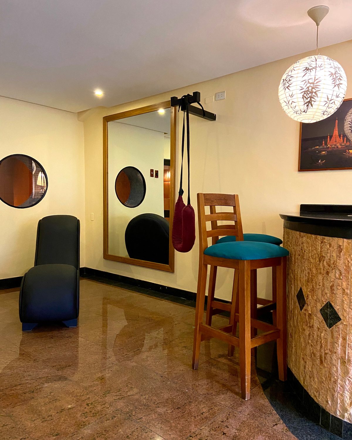 Japonesa Premium: sillón estilo kamasutra, barra con taburetes y lámpara de papel