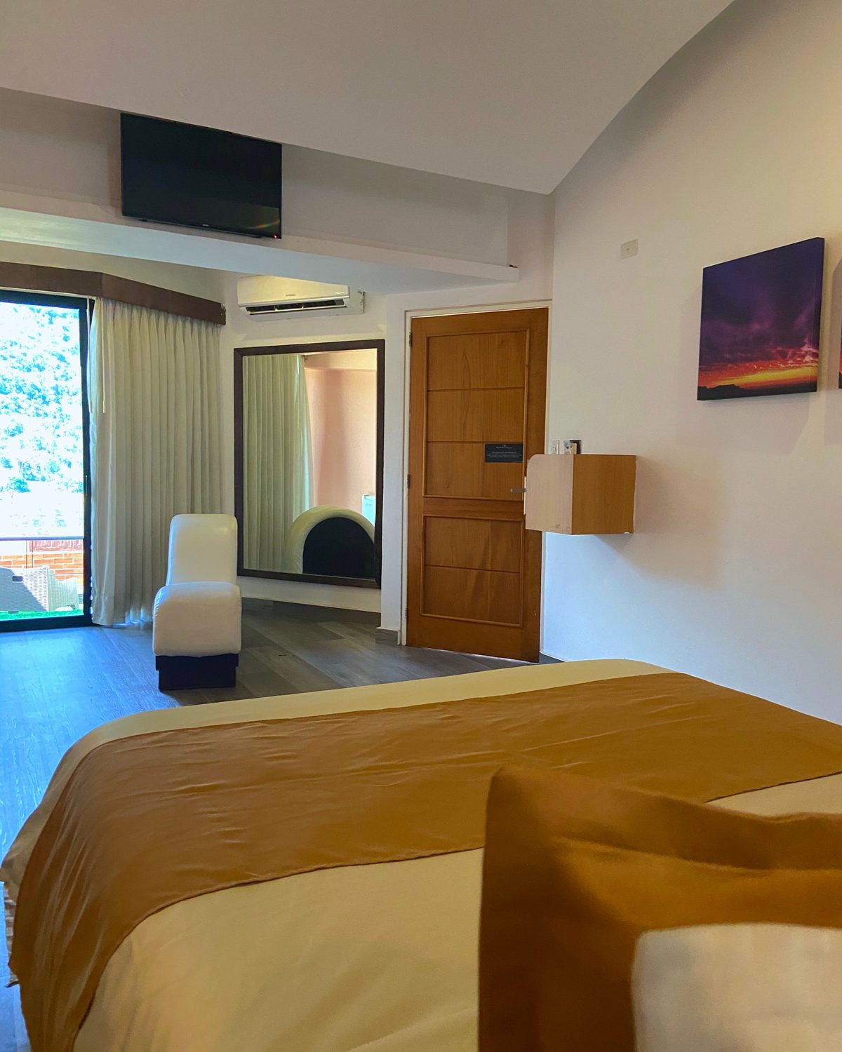 Lounge con Terraza: sillón estilo kamasutra, televisor y salida a la terraza