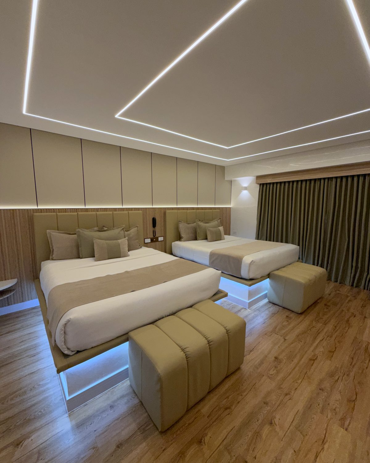 Doble Remodelada (Queen + Queen) con dos camas Queen, techo con luces lineales y piso de madera